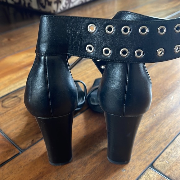 Super cute brad buckle high heels - Picture 8 of 8